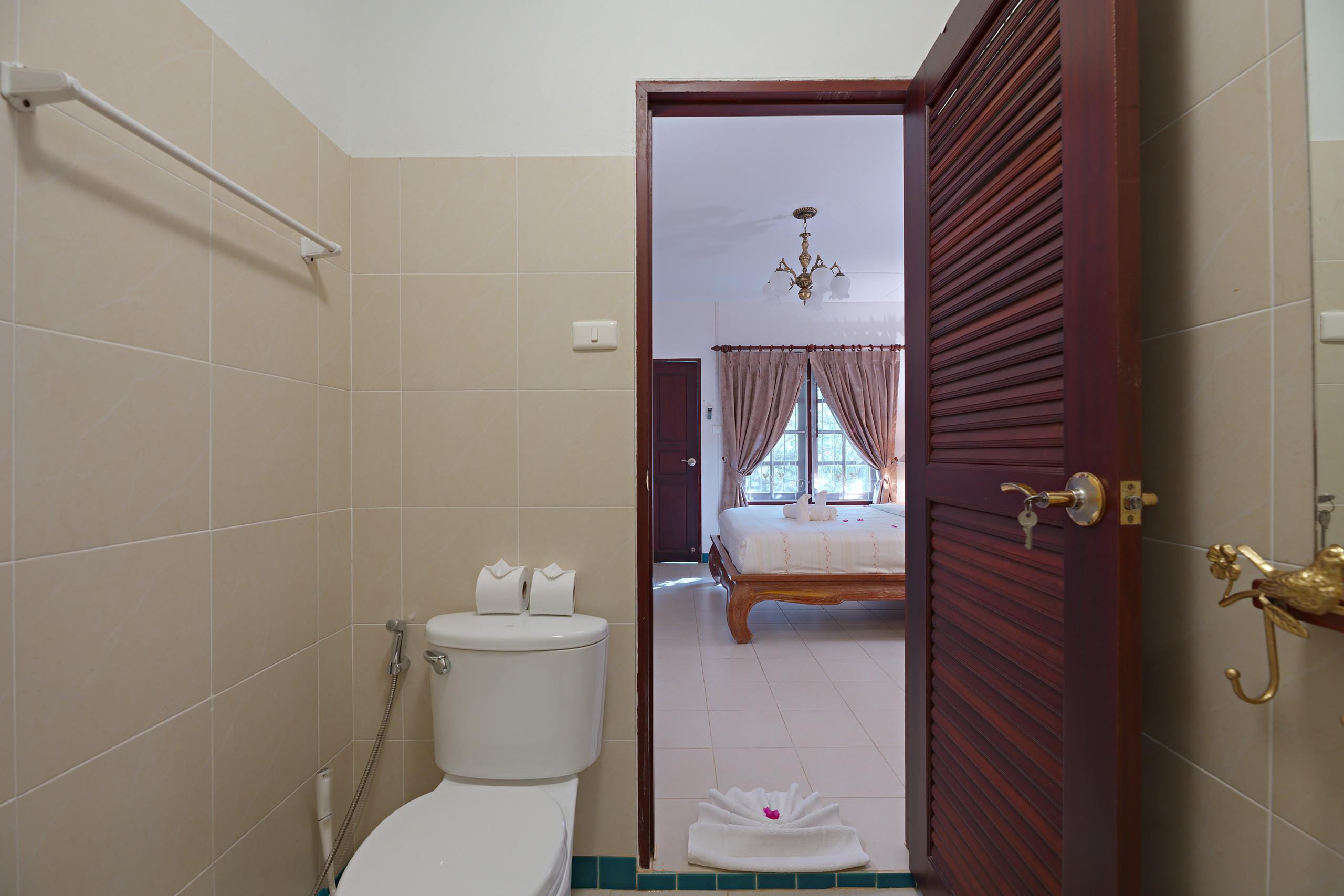 Bad mit Teak-Fensterläden