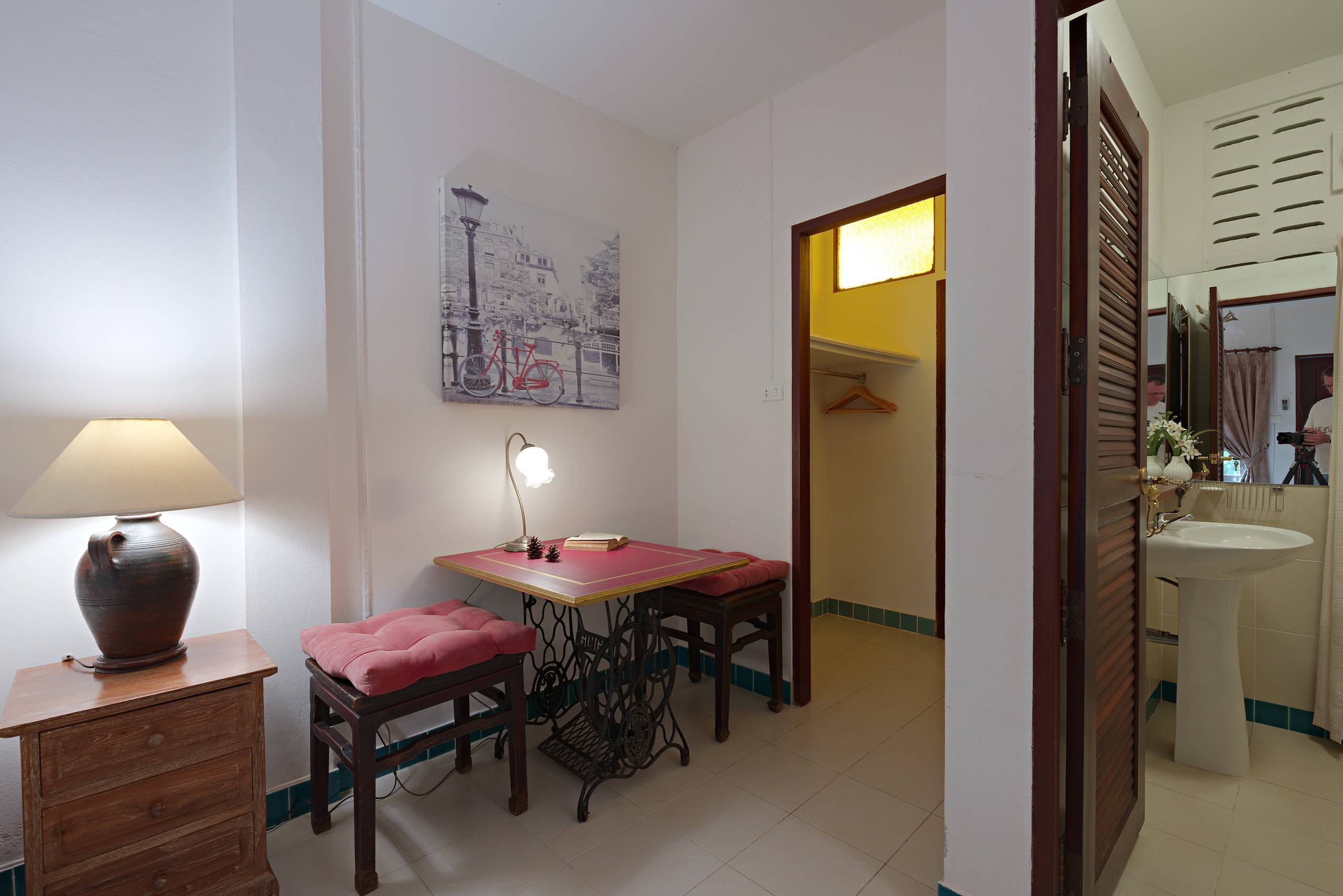 Schlafzimmer mit Teaktruhe und Leselampe