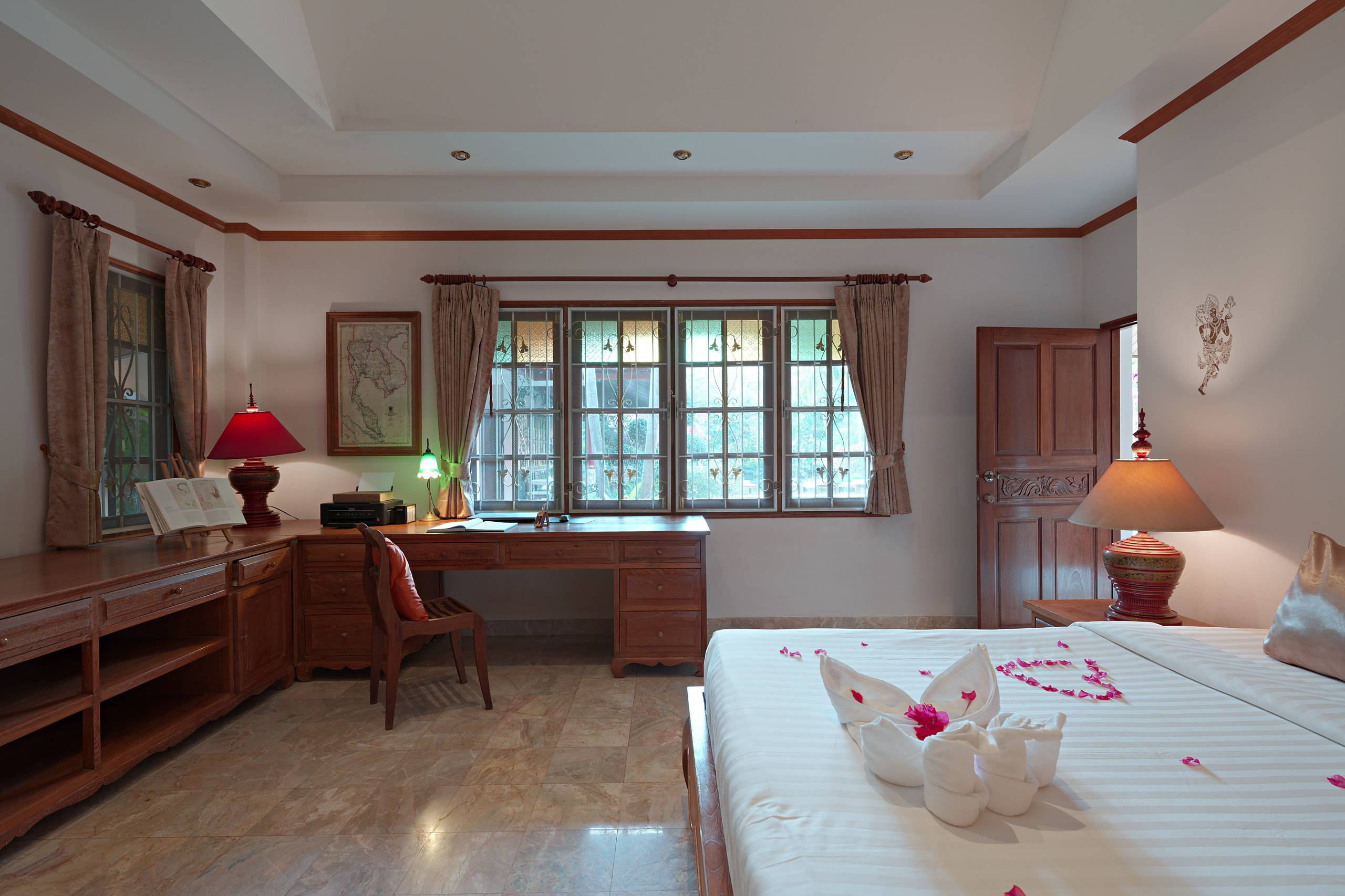 Schlafzimmer mit Schreibtisch und Fenster zum Garten