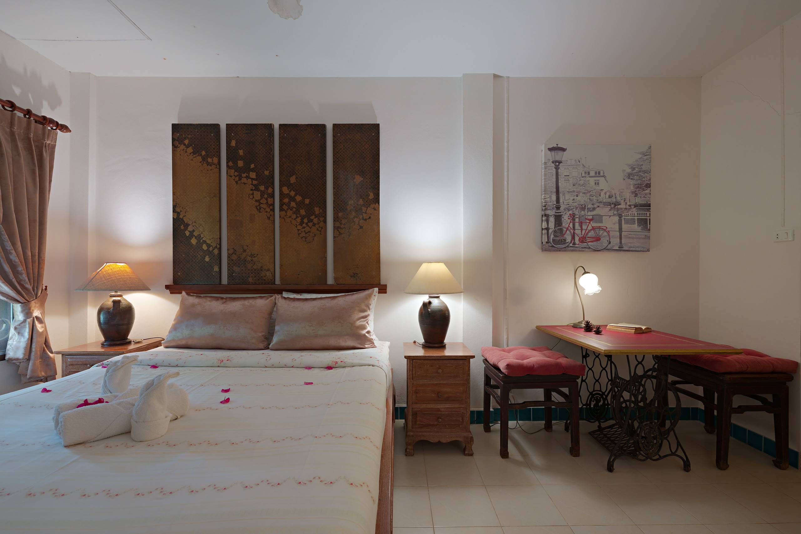 Schlafzimmer mit geschnitztem Kopfteil