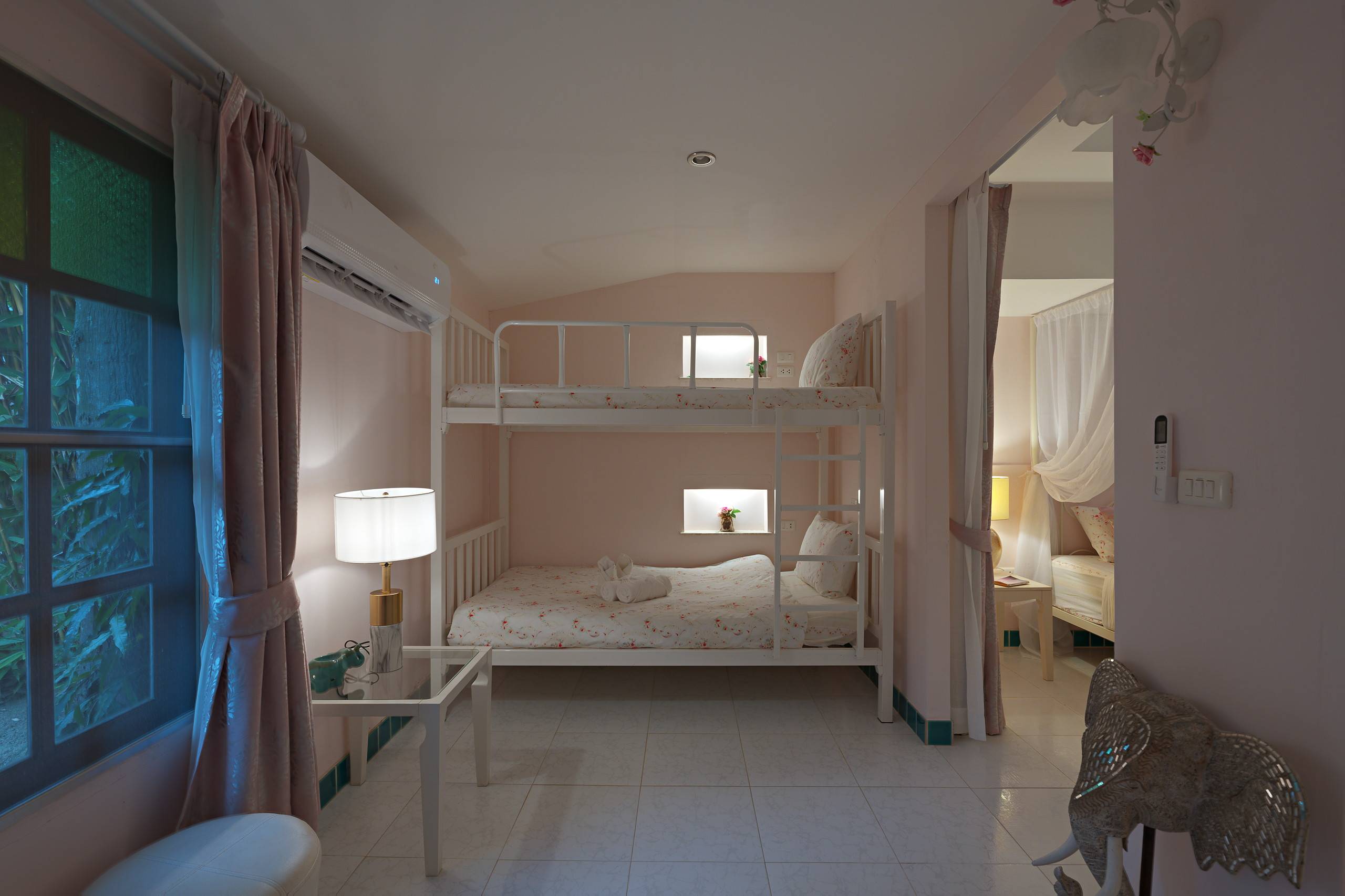 Kinderzimmer mit Etagenbetten und Sitzecke
