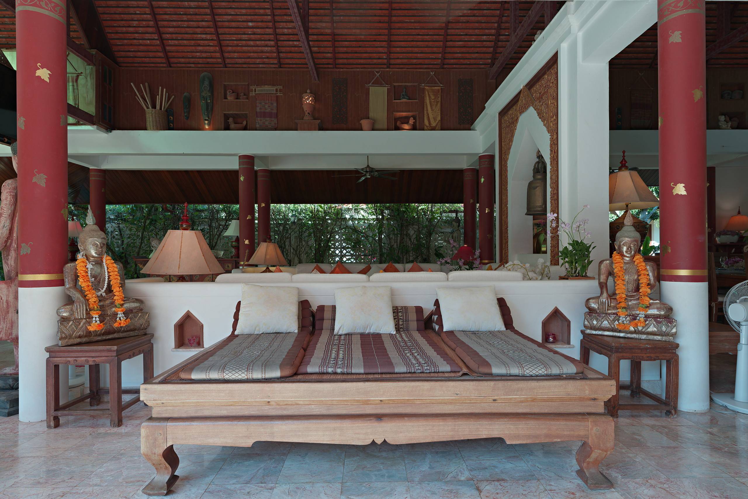 Teak-Tagesbett mit Seidenkissen im Wohnpavillon