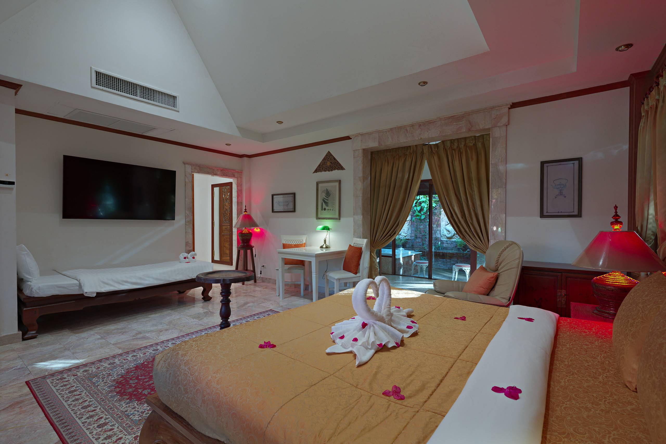 Master-Suite mit Fernseher und Gartenfenster