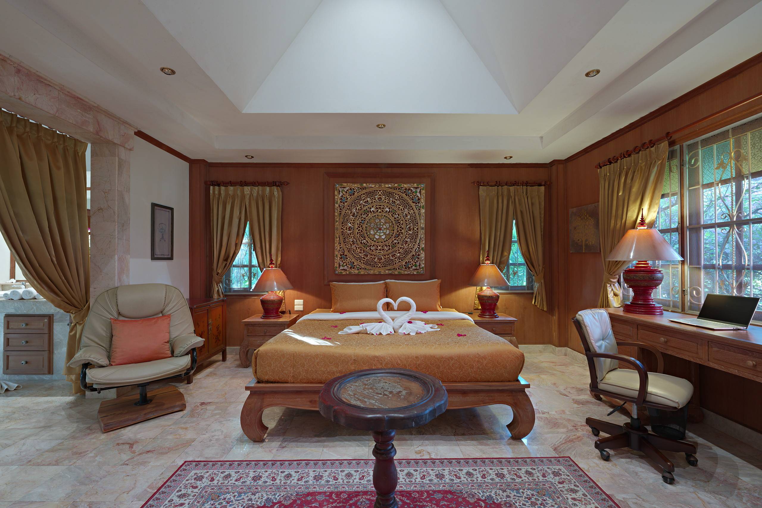 Master-Suite mit Sitzecke und Perserteppich