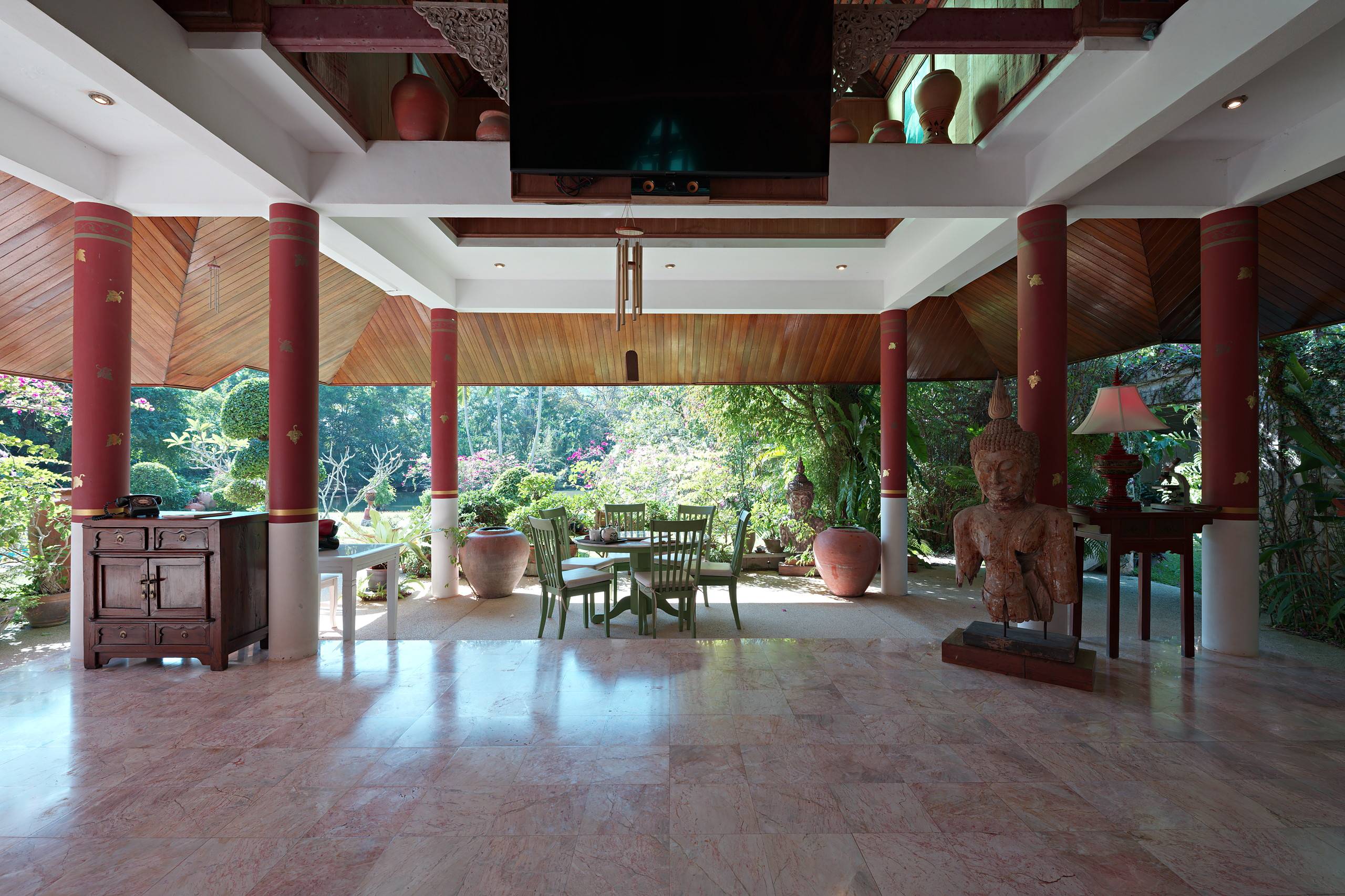 Salon mit 70-Zoll-Fernseher und Gartenblick
