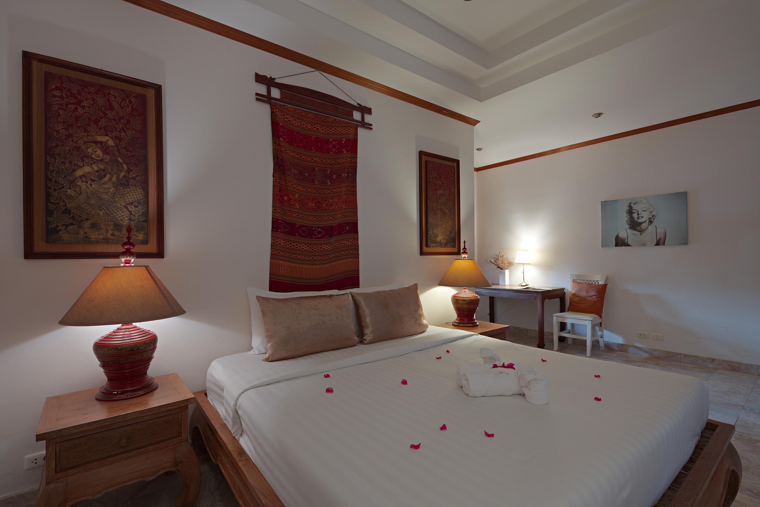 Suitenbett mit traditioneller Lampe und Wandbehang