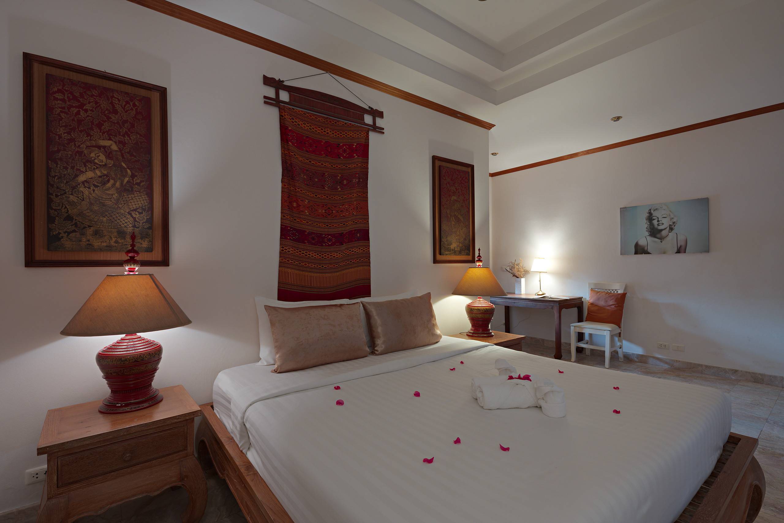 Suitenbett mit traditioneller Lampe und Wandbehang
