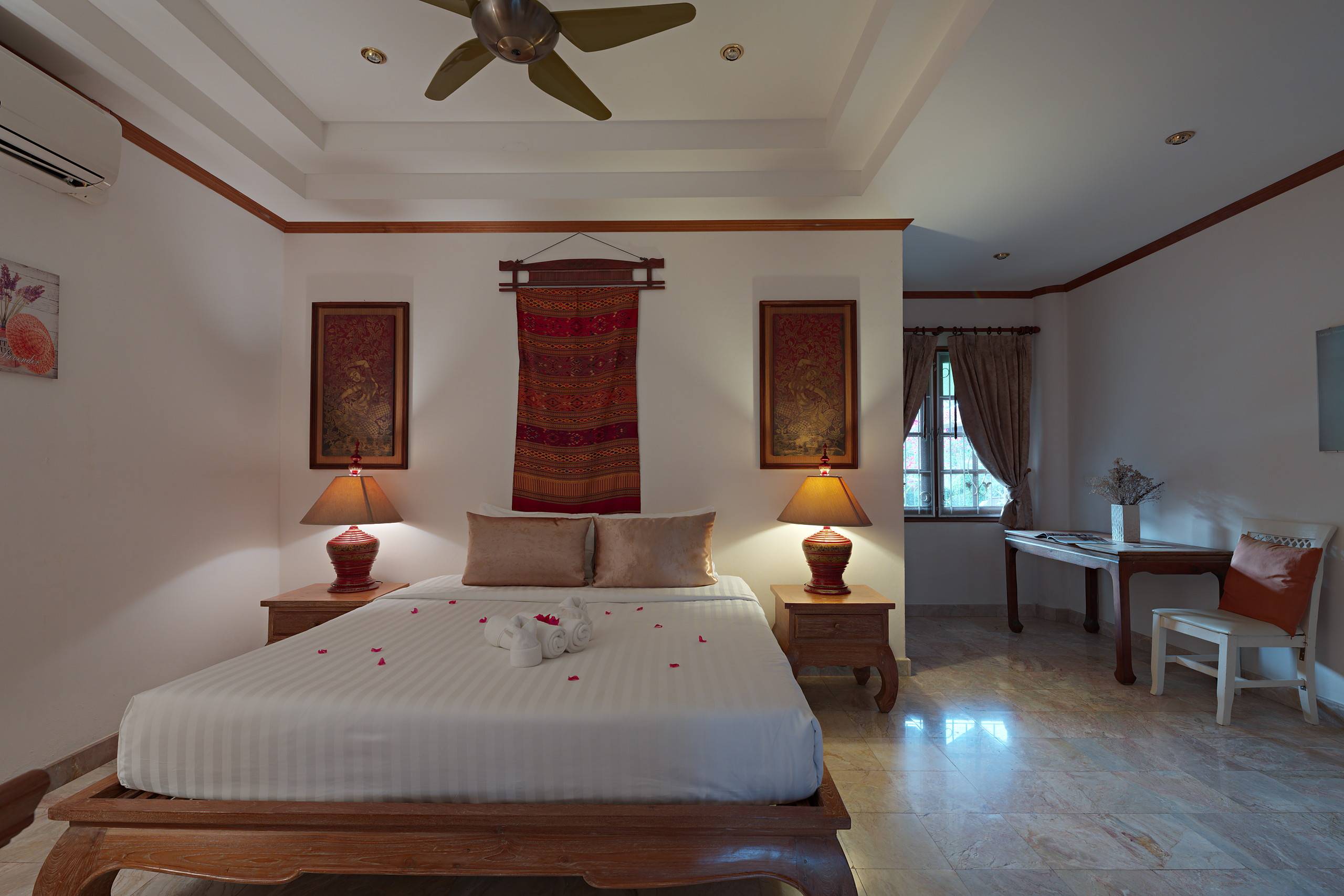 Suite mit thailändischen Webstoffen über dem Bett
