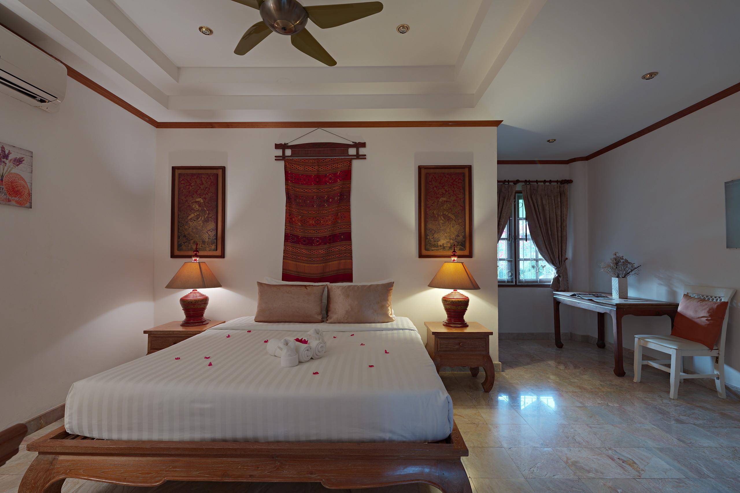 Suite mit thailändischen Webstoffen über dem Bett