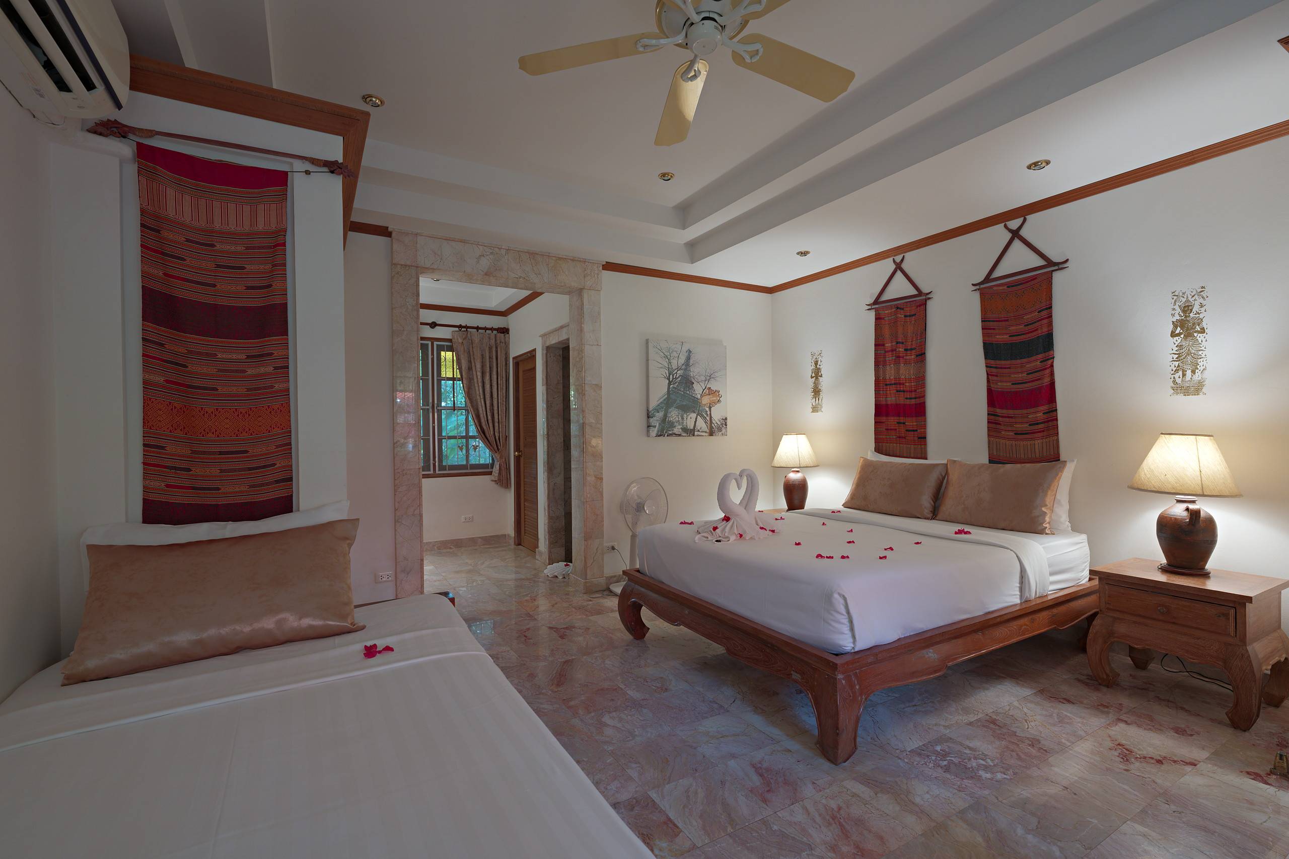 Suite mit Kingsize- und Einzelbett unter dem Deckenventilator