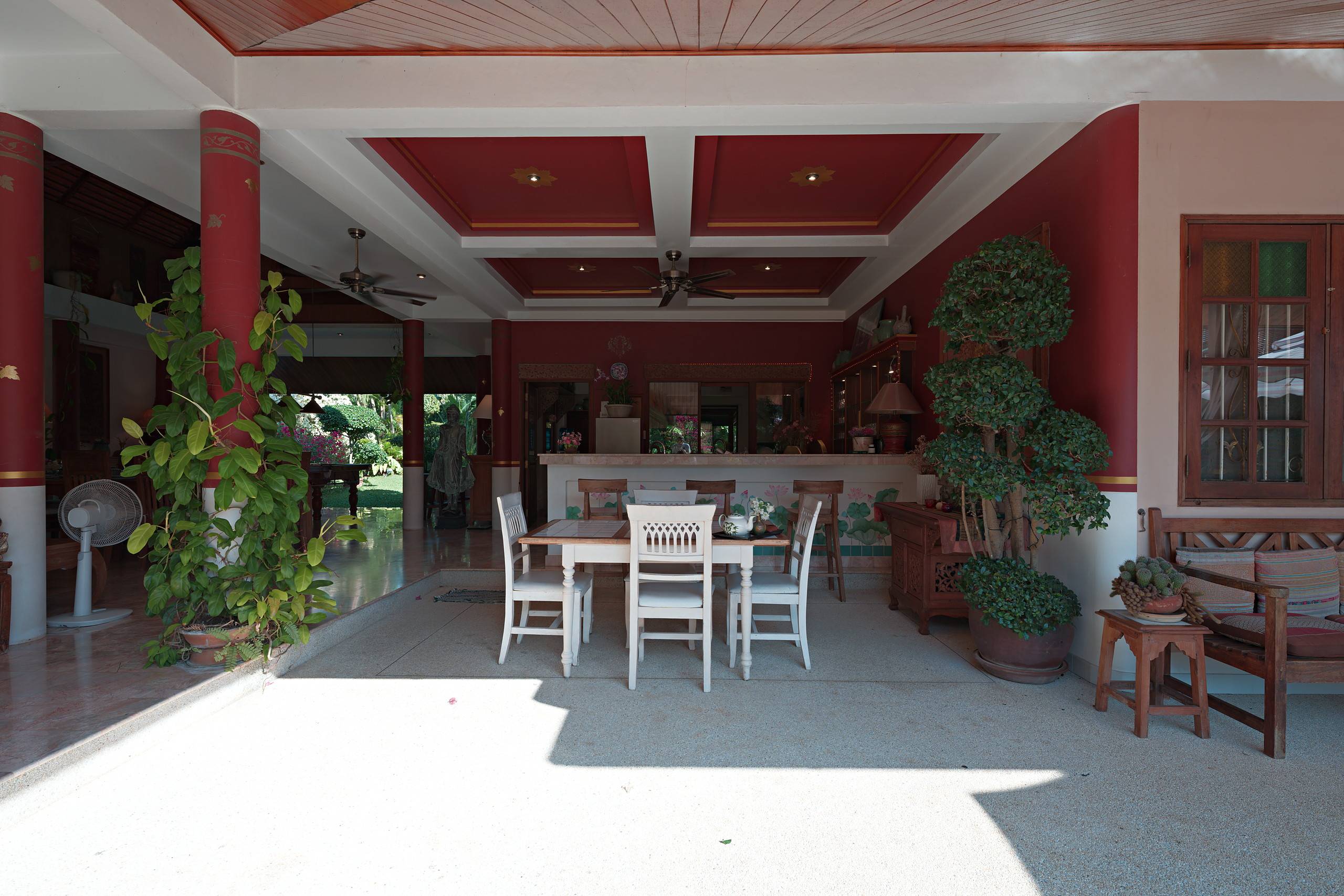 Terrasse und Außenessbereich neben der Bar